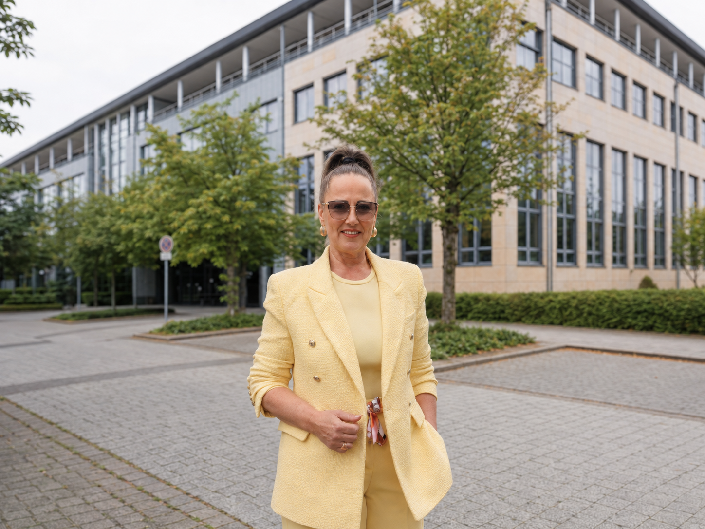 Diana Dietl vor dem Businesscenter Humboldtpark in Aschheim bei München