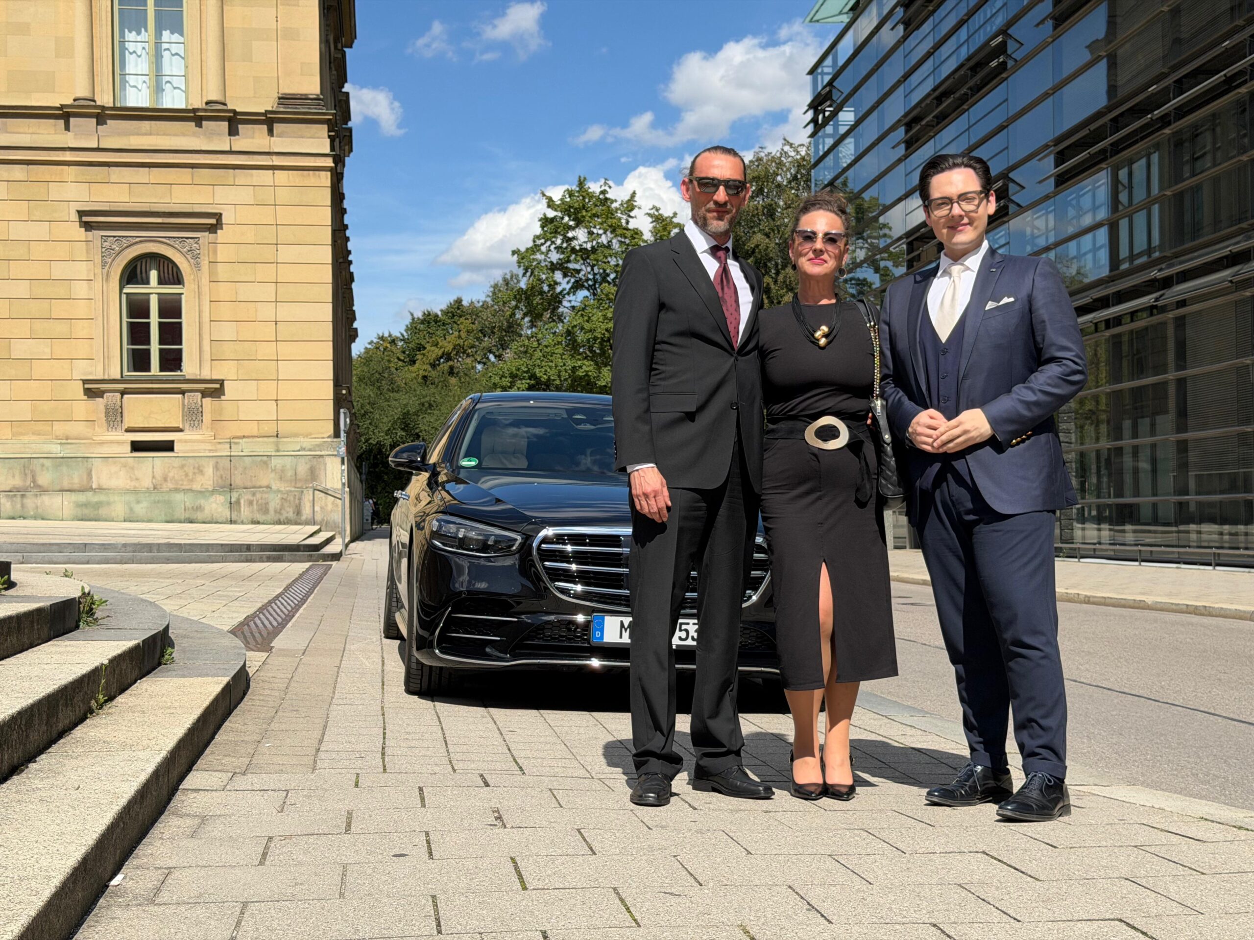 Das Management der Xceed Unternehmensgruppe vor der S-Klasse in München