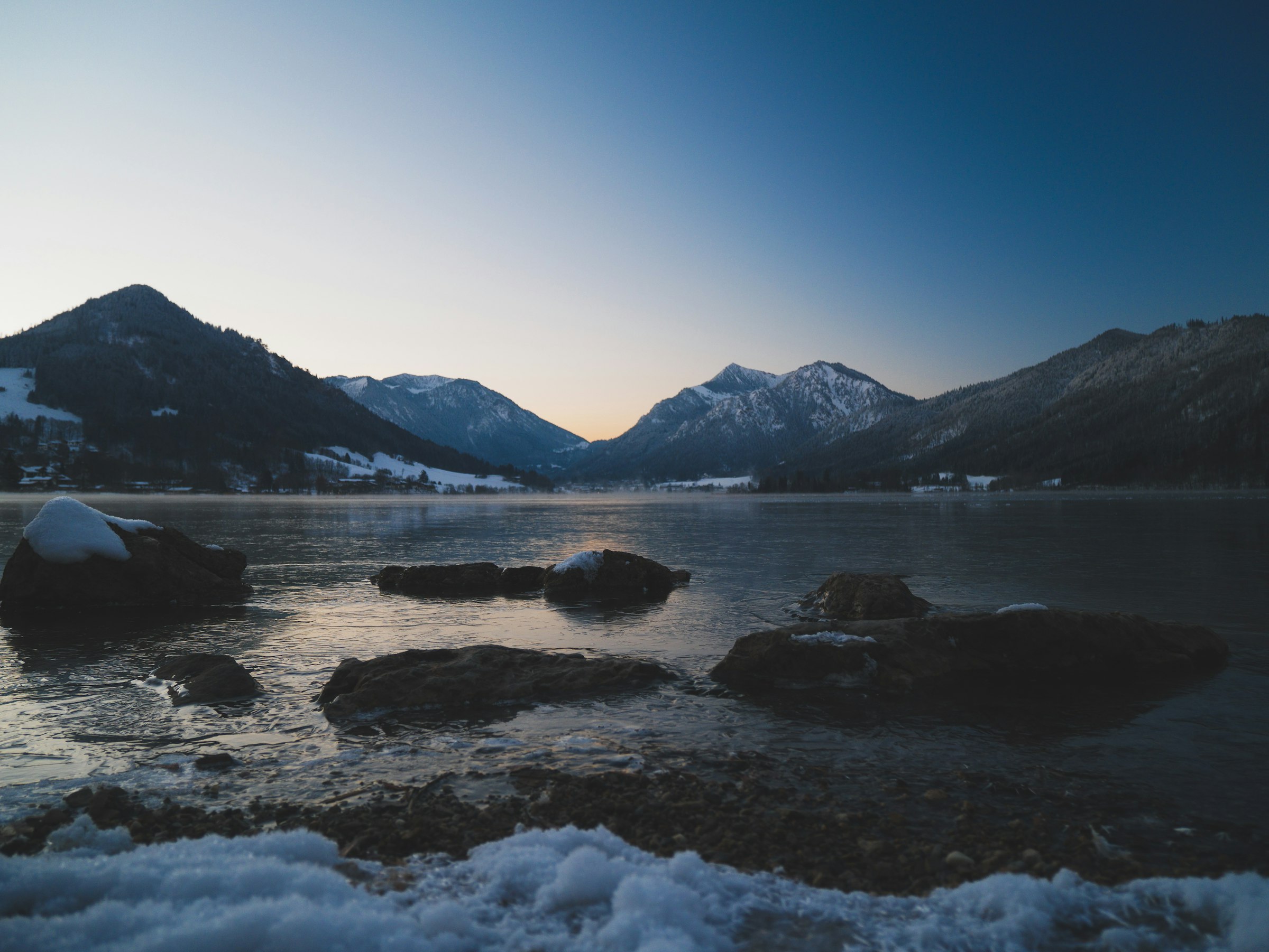 Bayerischer See vor den Alpen