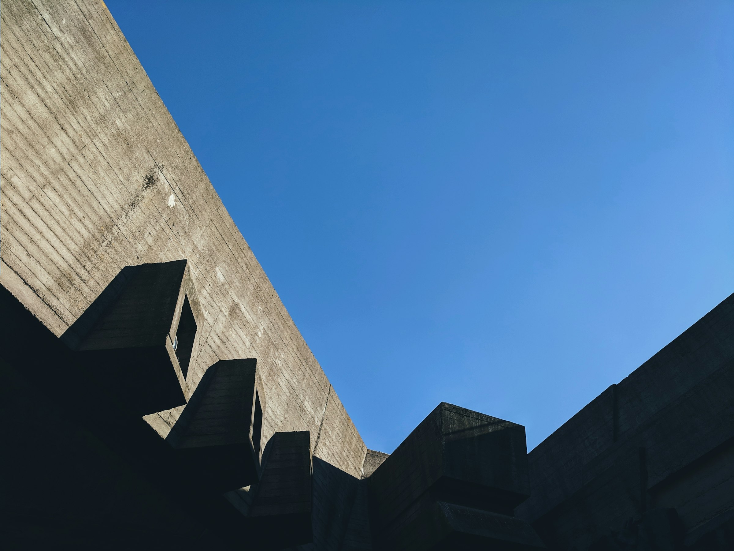 Klare Betonarchitektur in der Untersicht
