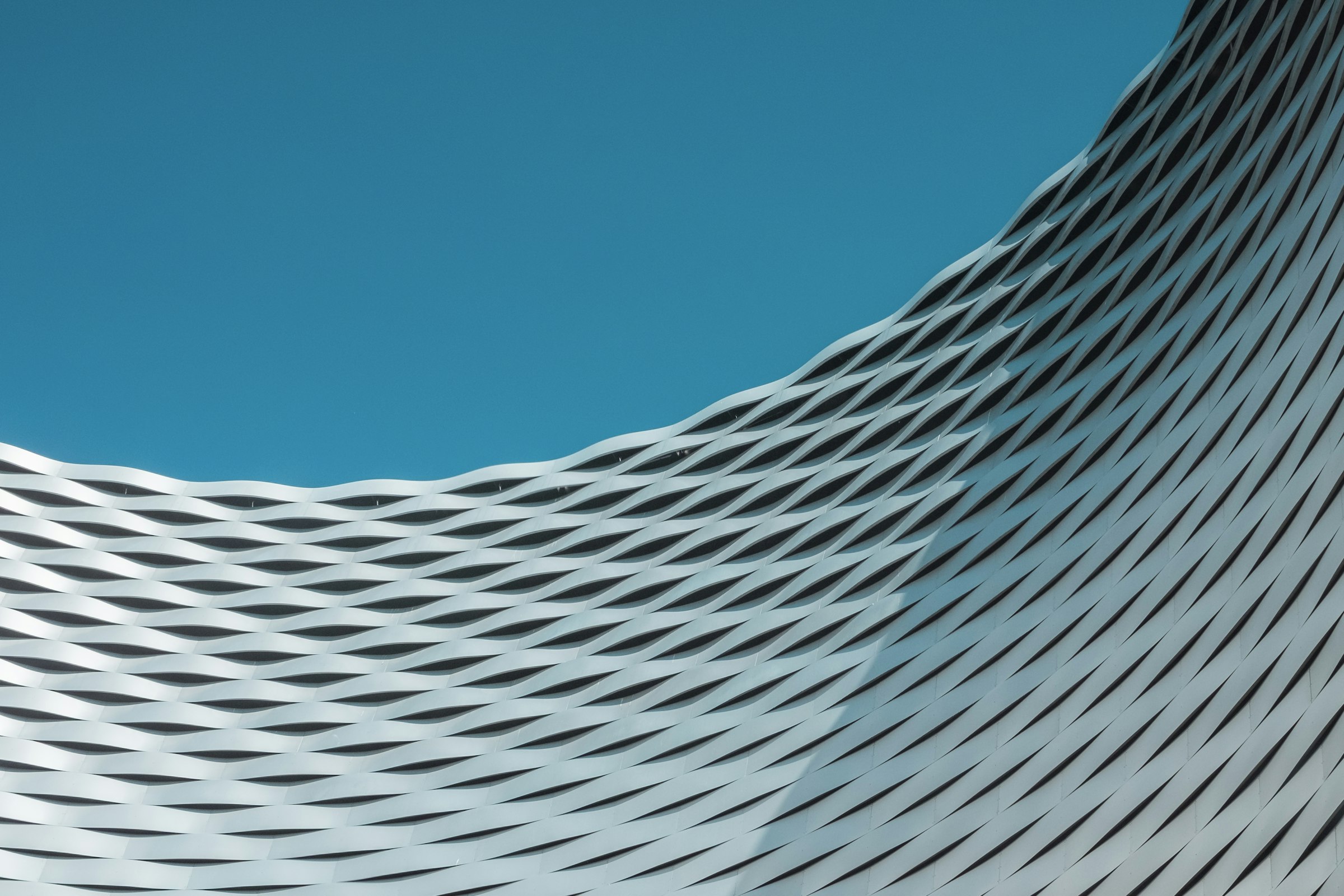 Geschwungene Fassade mit parallelen Linien