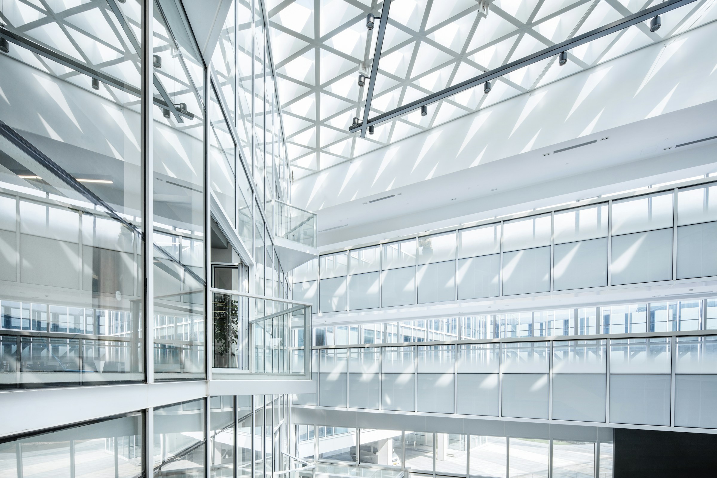 Lichtdurchflutetes Atrium mit Glasdach