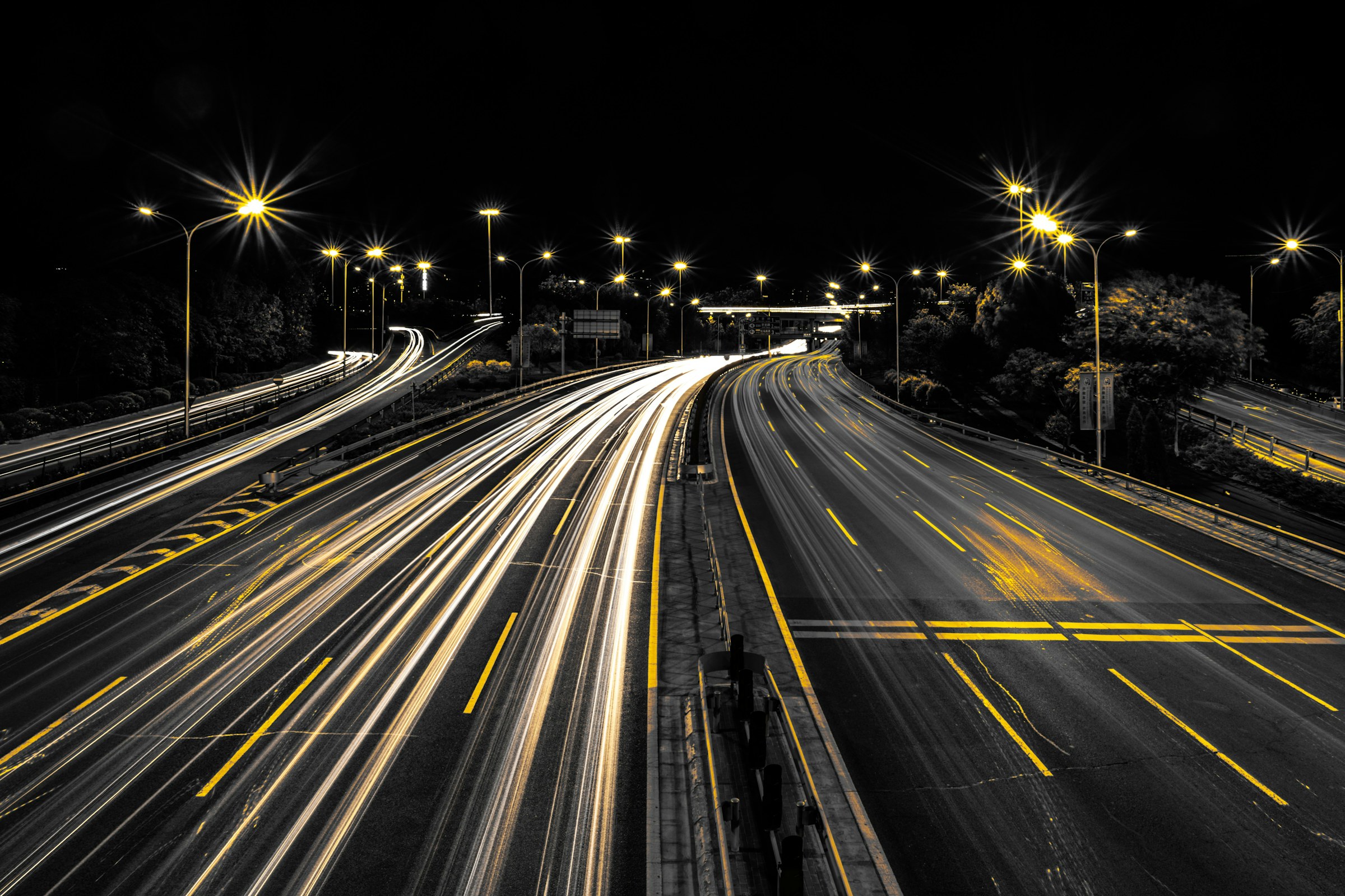 Autobahn bei Nacht mit Lichtspuren