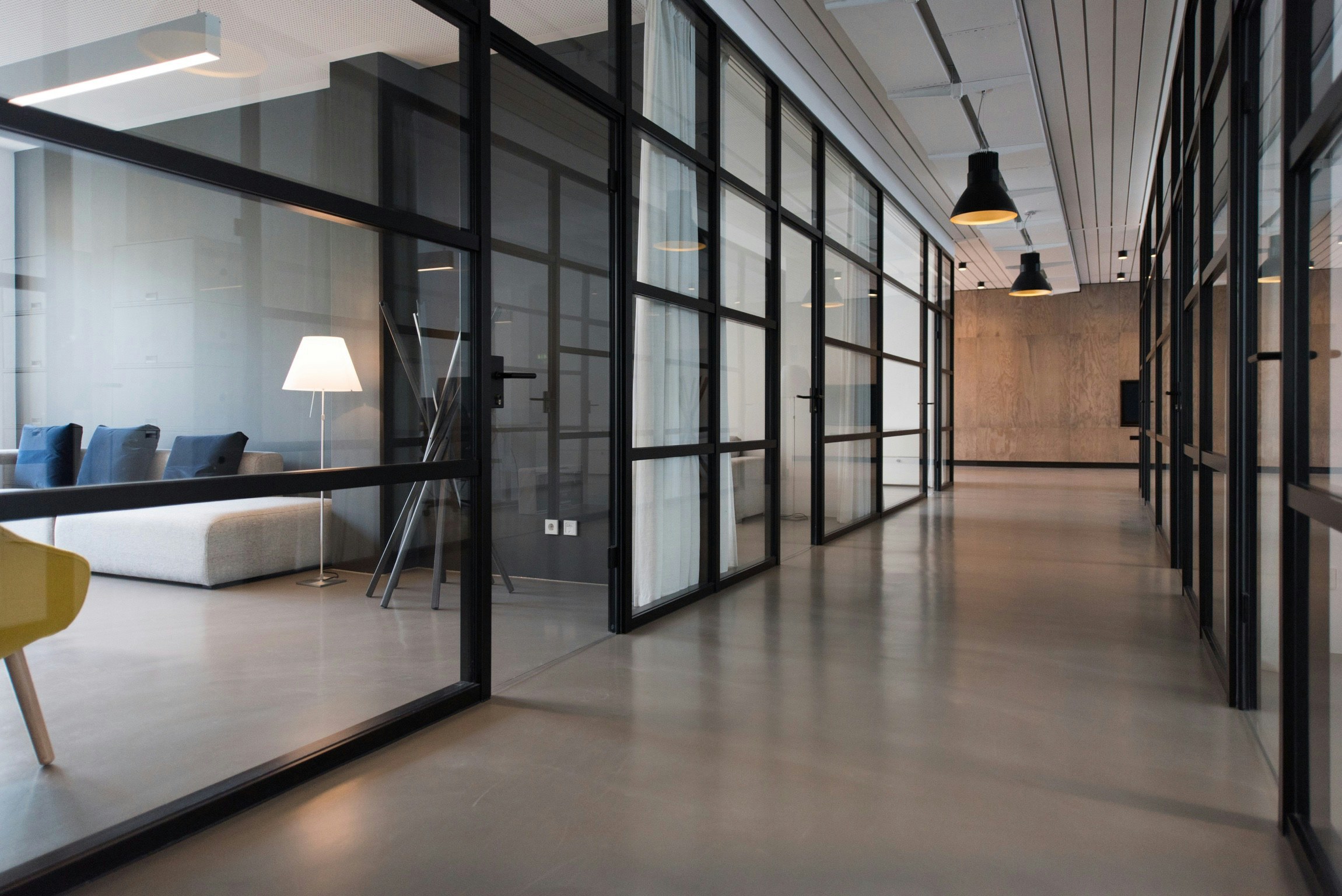 Moderner Büroflur mit Glastüren