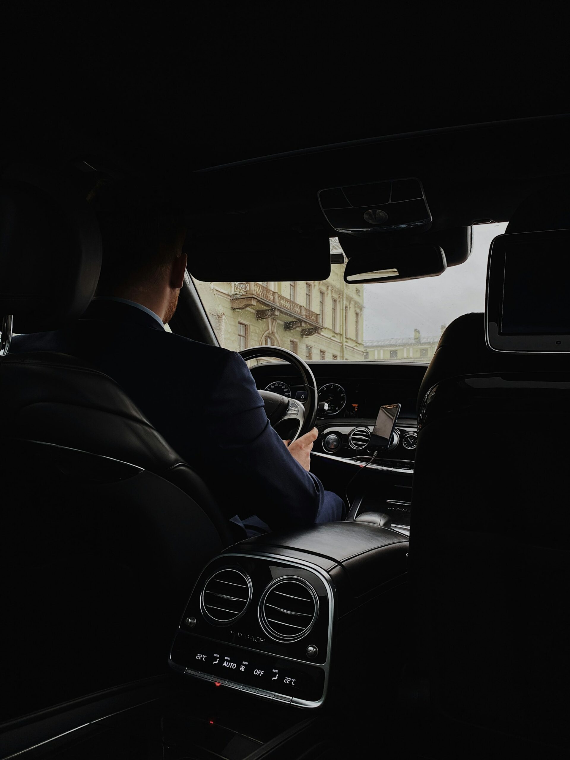 Fond einer Limousine mit cremefarbenen Einzelsitzen und Mittelkonsole