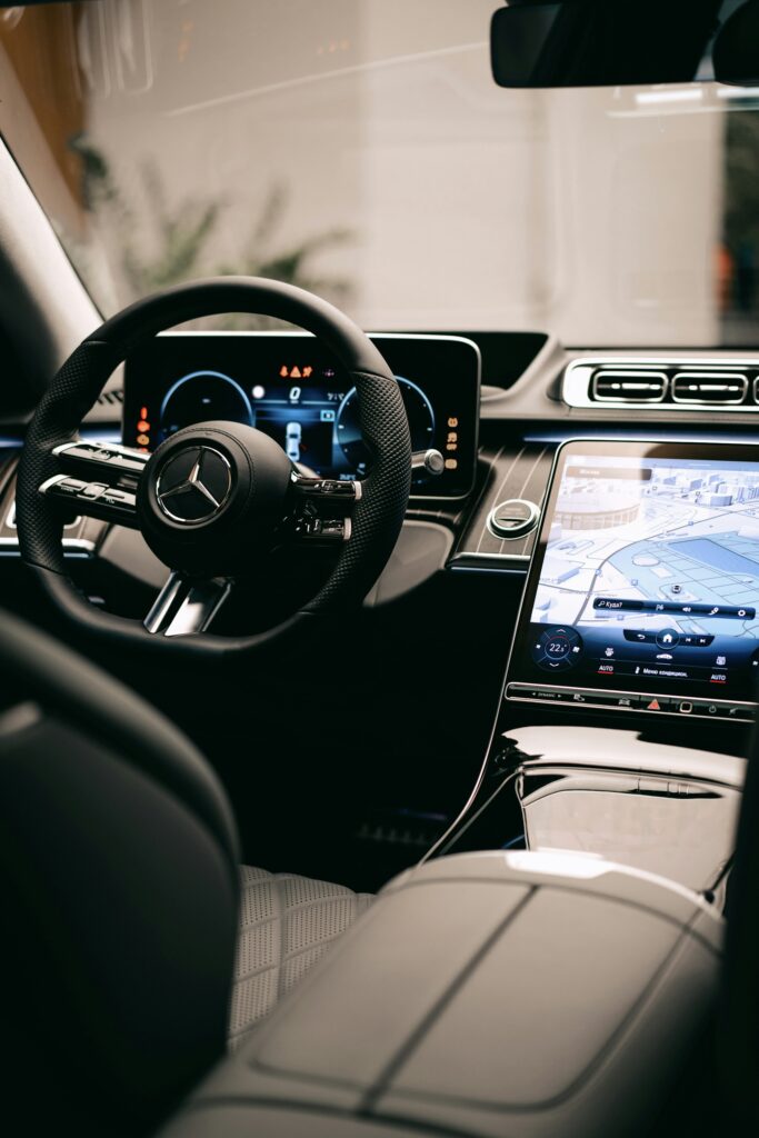 Cockpit einer Mercedes-Benz S-Klasse