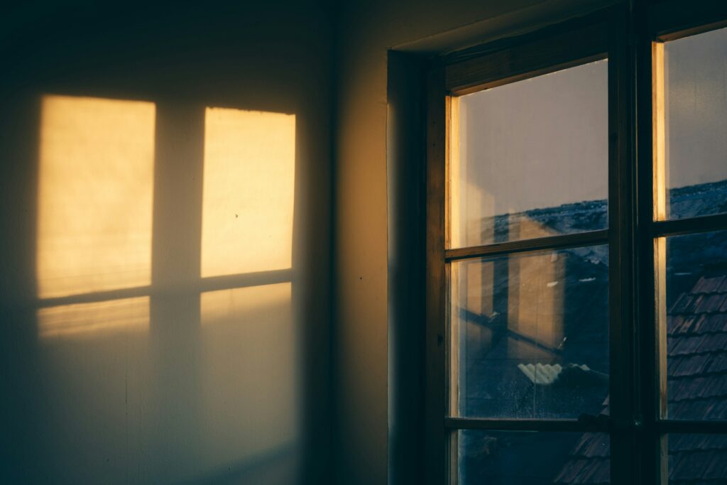 Warmes Licht fällt durch ein Fenster