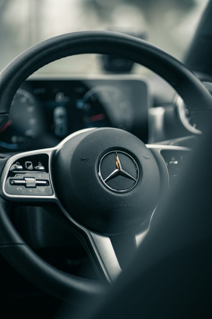 Lenkrad einer Mercedes-Limousine mit Stern