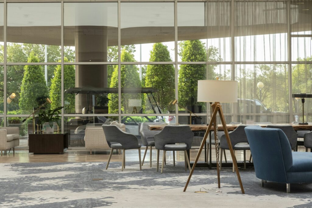 Ruhige Lounge mit Glasfront