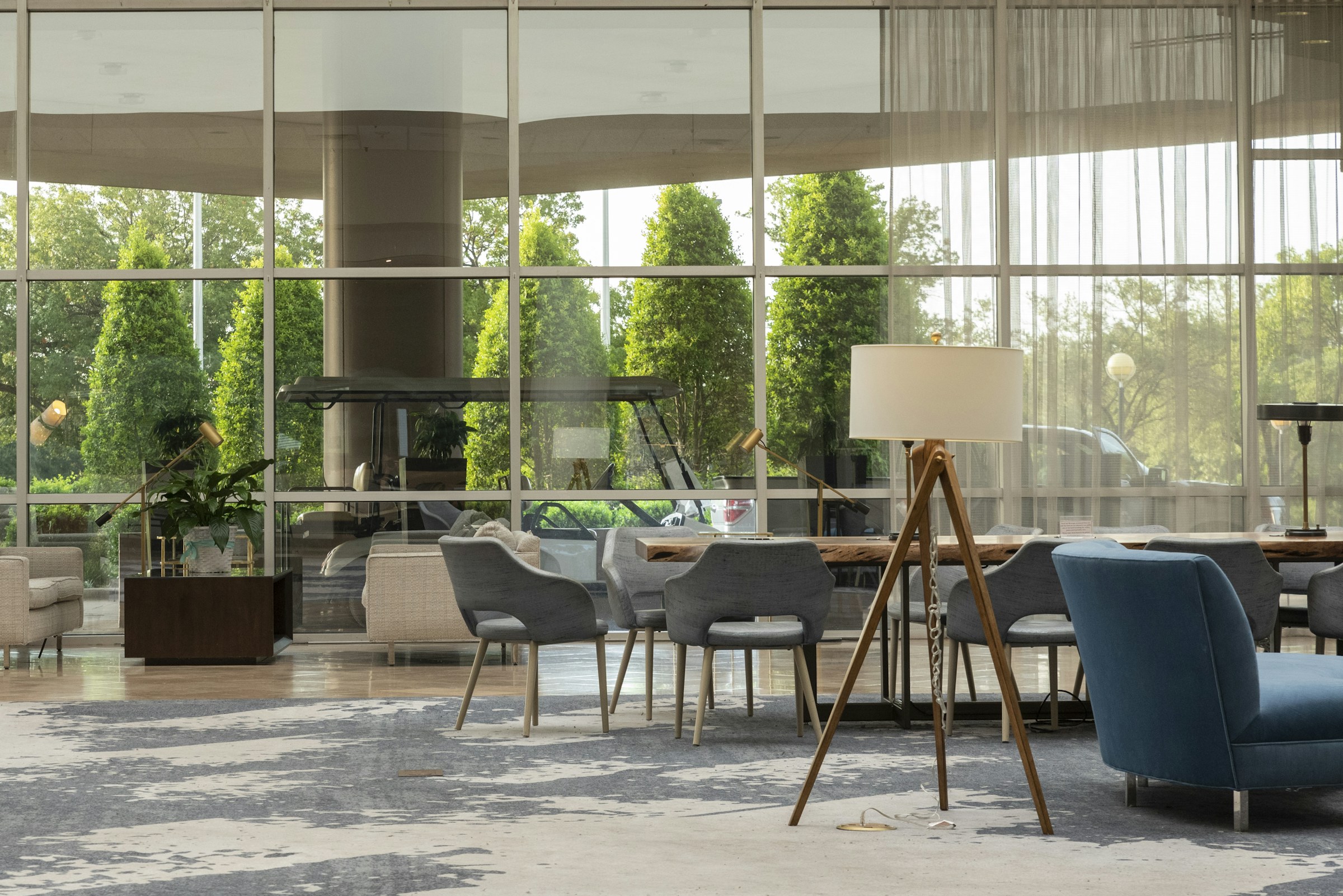 Ruhige Lounge mit Glasfront