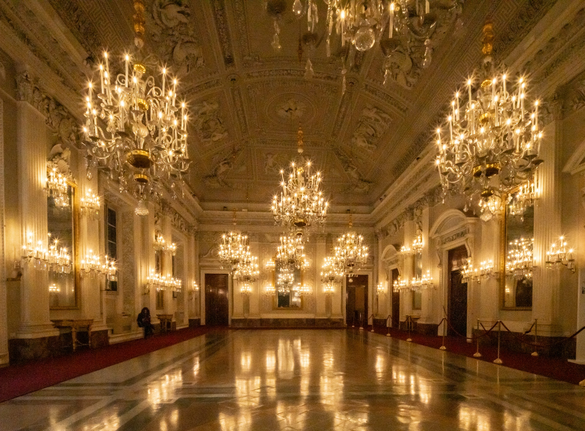 Ballsaal mit Kronleuchtern vor einer Abendveranstaltung