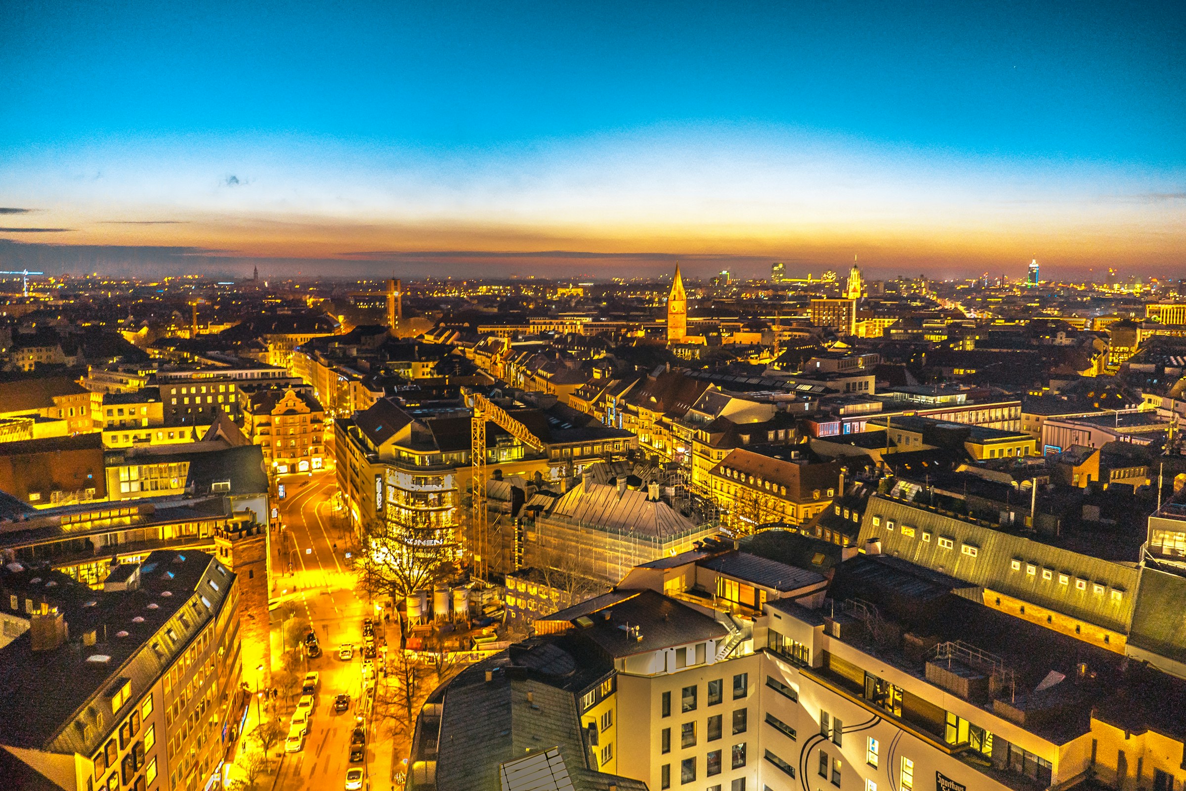 Münchner Innenstadt mit Frauenkirche im Abendlicht
