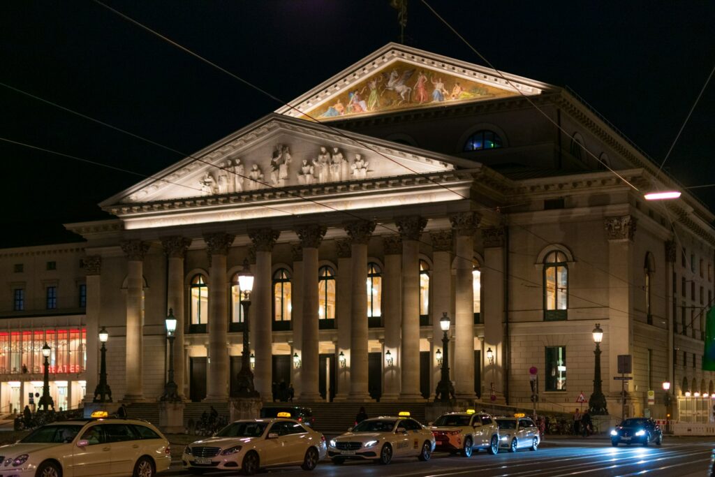 Nationaltheater am Max-Joseph-Platz in München am Abend