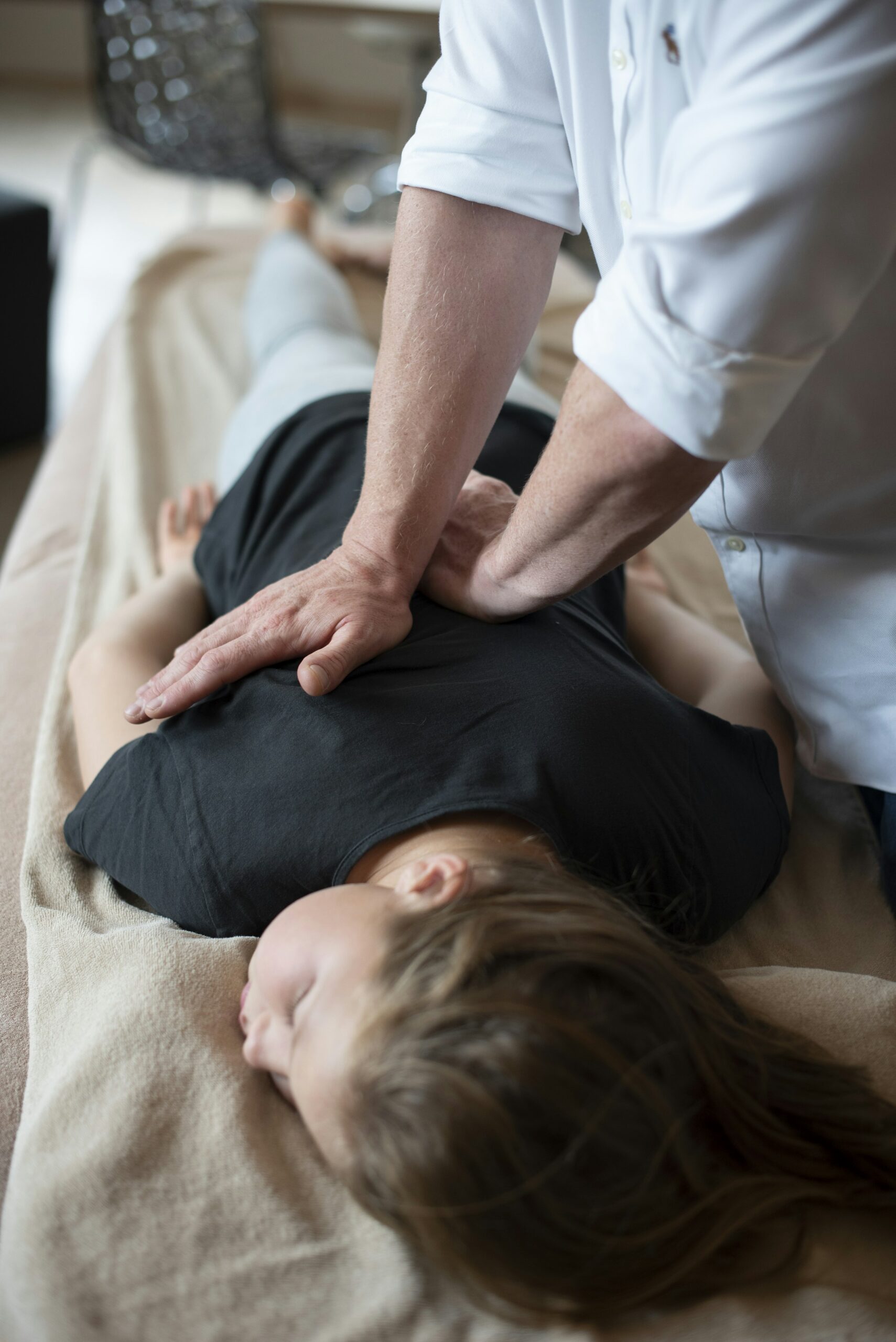 Physiotherapeutische Behandlung des Rückens im Tageslicht