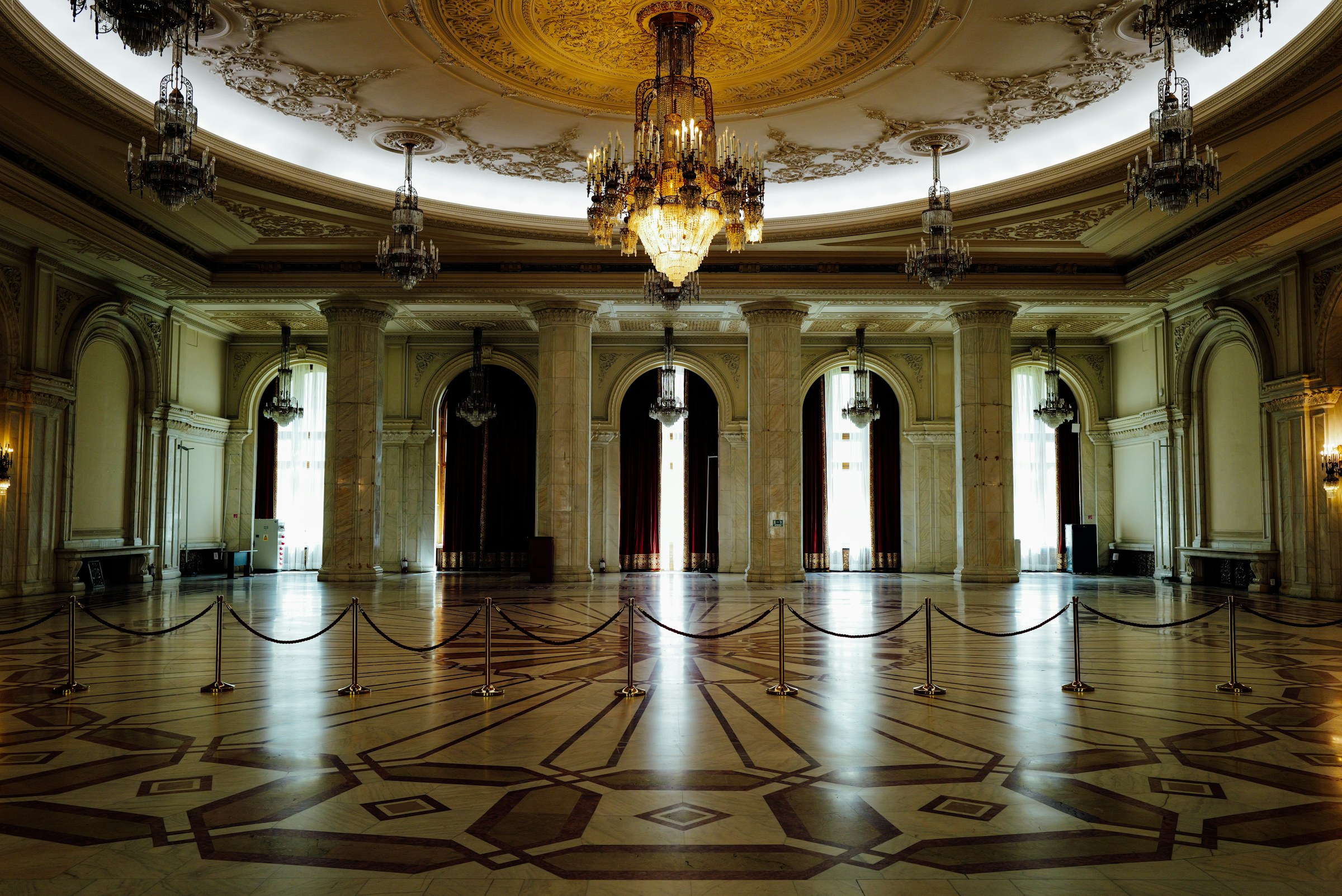 Eleganter Ballsaal mit Kronleuchtern vor einer Abendveranstaltung