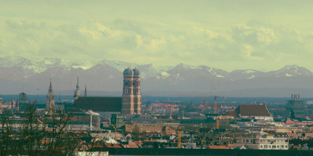 München mit Frauenkirche vor dem Panorama der Alpen