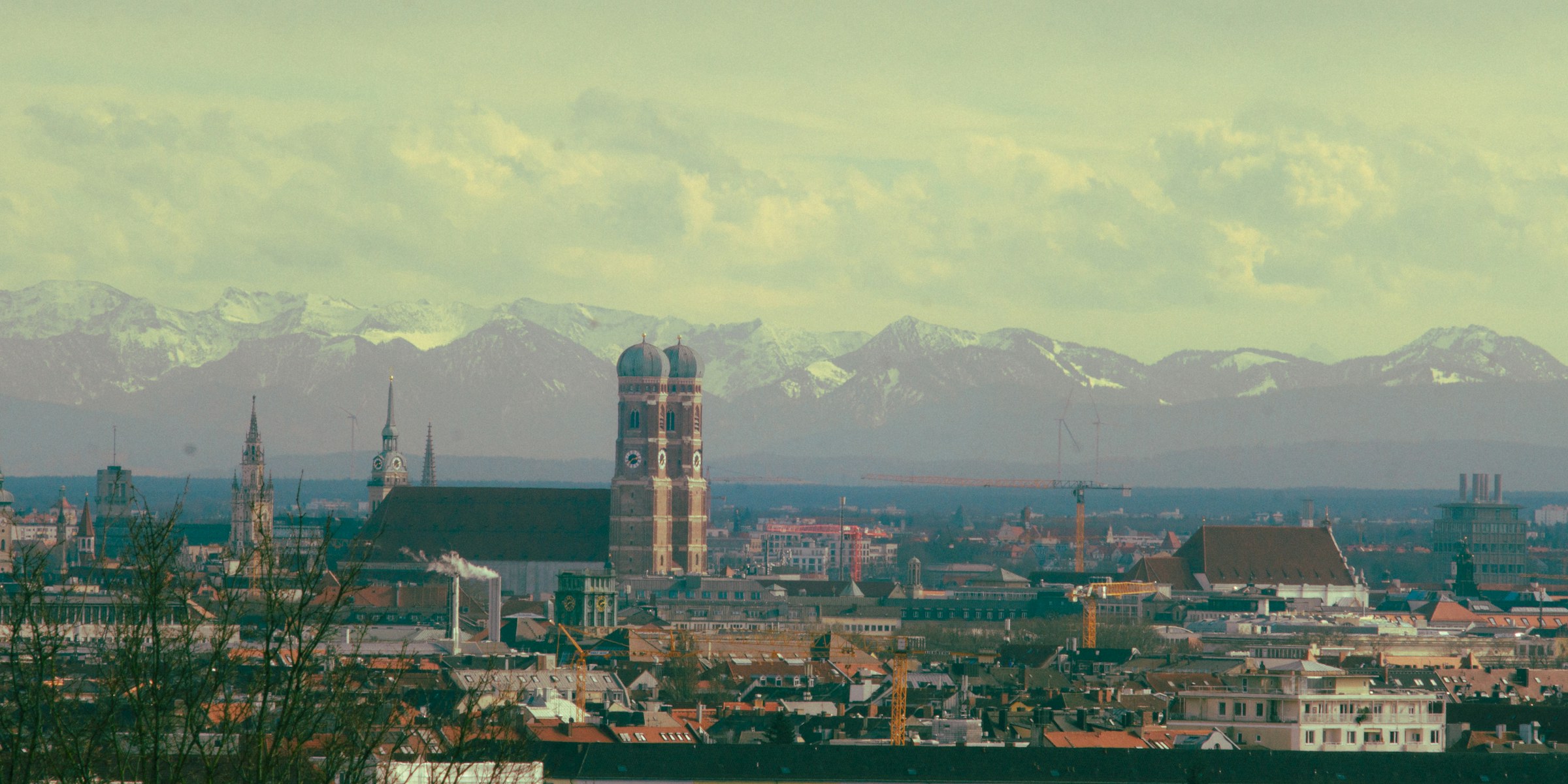 München mit Frauenkirche vor dem Panorama der Alpen