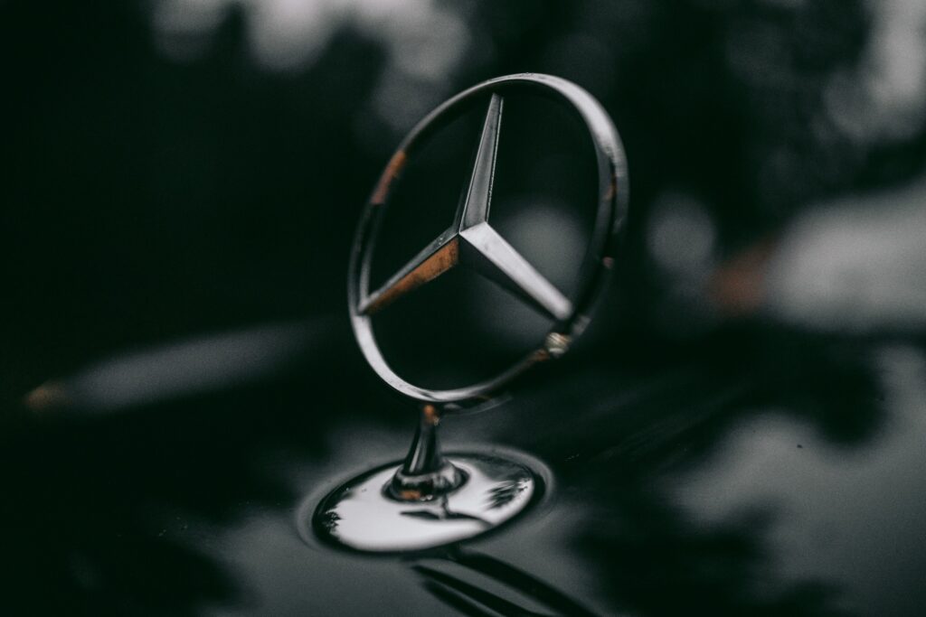 Mercedes-Stern auf der Motorhaube einer Limousine