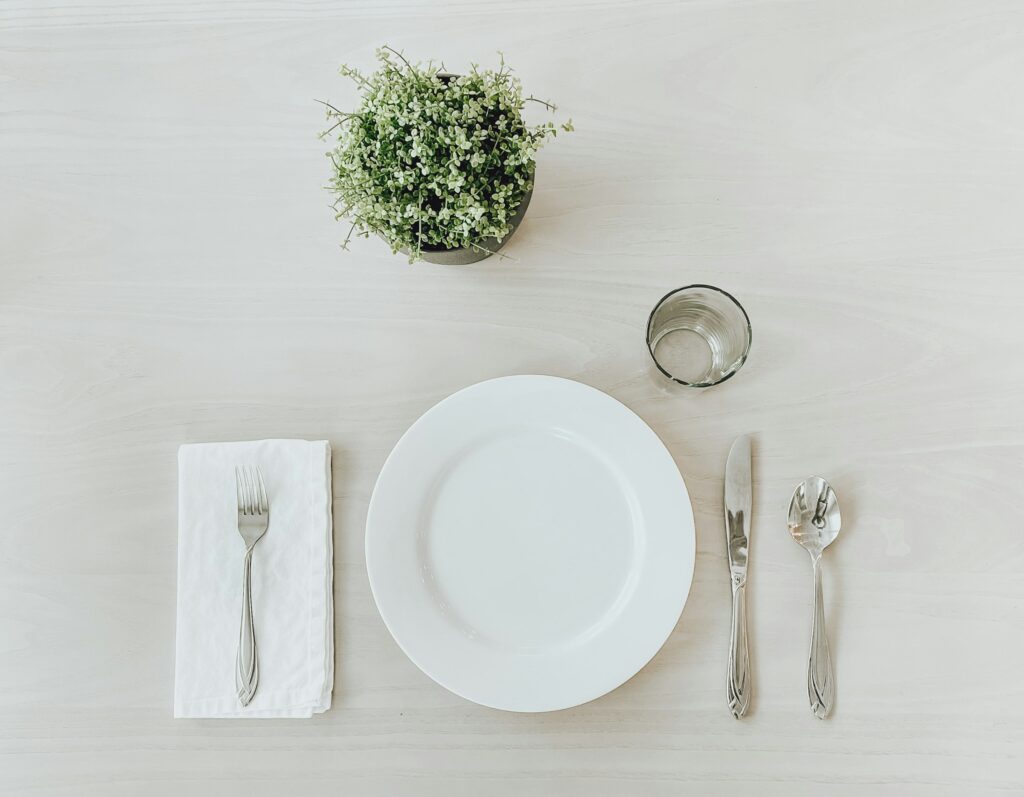 Weiß eingedeckte Tafel