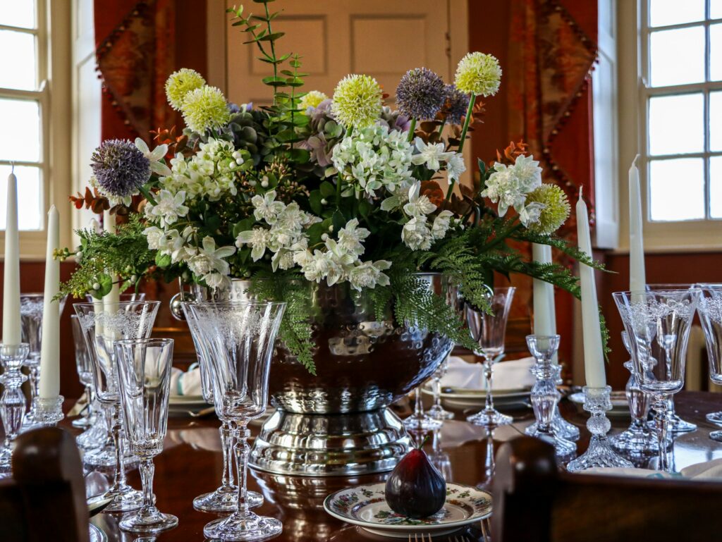 Festlich eingedeckte Tafel mit Blumenschmuck