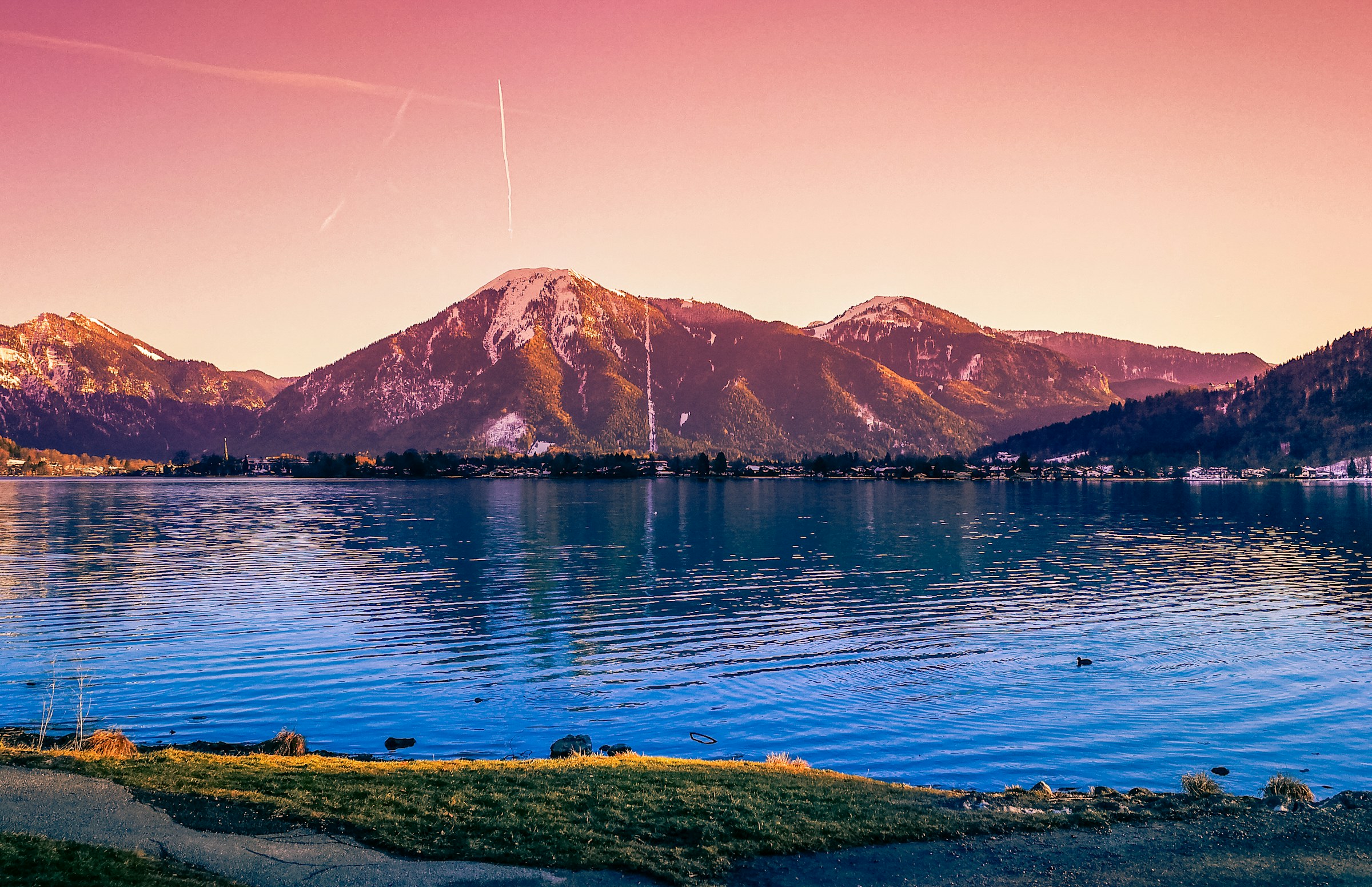 Tegernsee vor den Bergen im Abendlicht