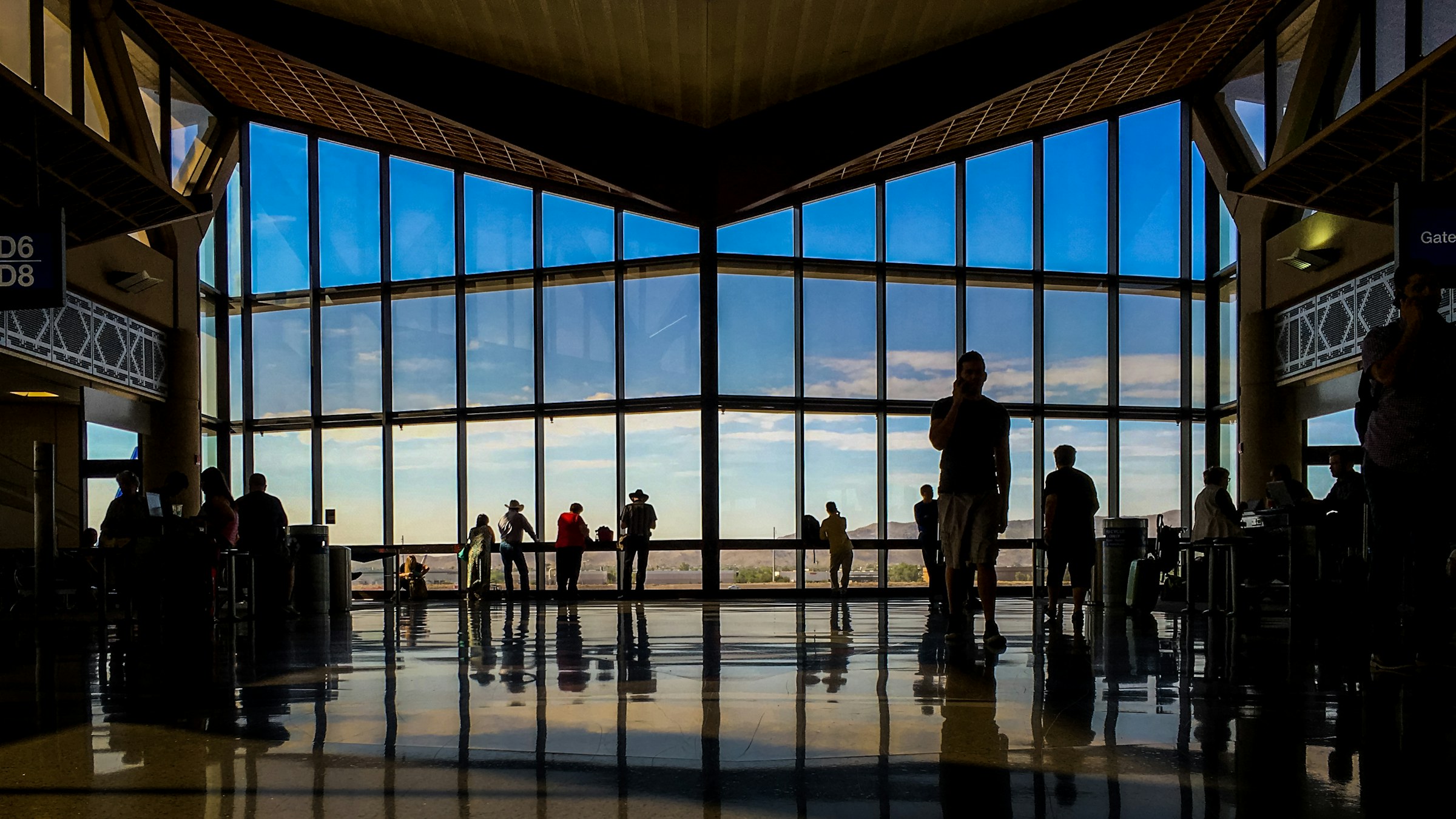 Chauffeur von Xceed Concierge Services empfängt Gäste am Flughafen München