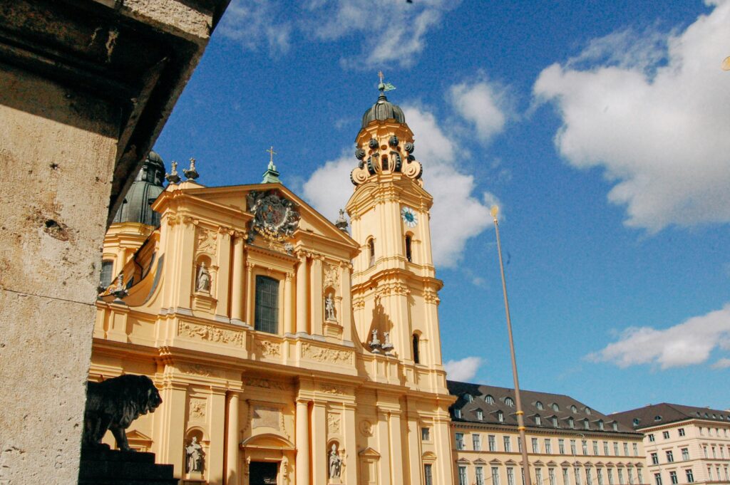 Theatinerkirche am Odeonsplatz in München